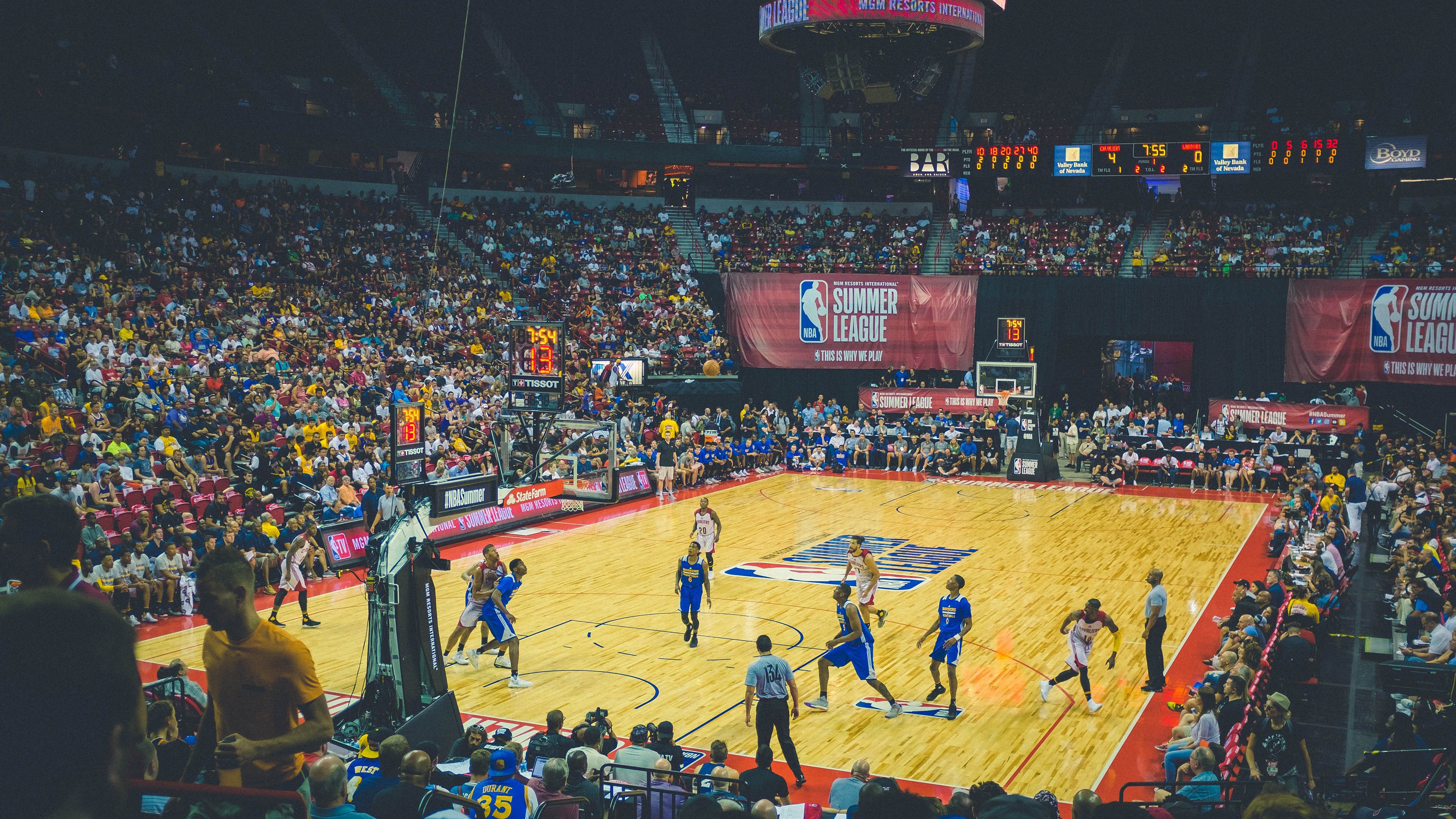 绿茵与硬木的传奇交错，当葡萄牙的野心血拼蓝桥，穆勒在生死时刻的冰冷接管